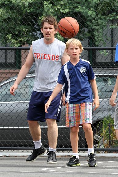 Ethan Hawke joga basquete com o filho Levon Roan em parque de Nova York, nos Estados Unidos