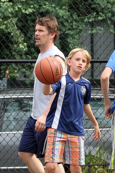 Ethan Hawke joga basquete com o filho Levon Roan em parque de Nova York, nos Estados Unidos