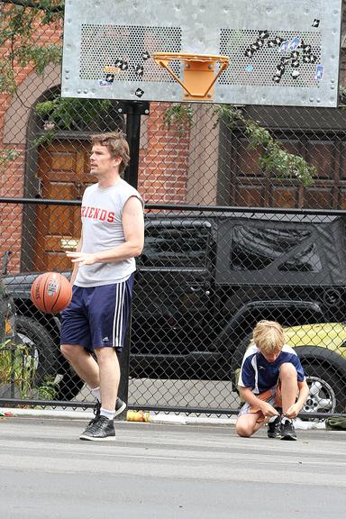 Ethan Hawke joga basquete com o filho Levon Roan em parque de Nova York, nos Estados Unidos