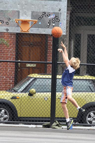 Ethan Hawke joga basquete com o filho Levon Roan em parque de Nova York, nos Estados Unidos