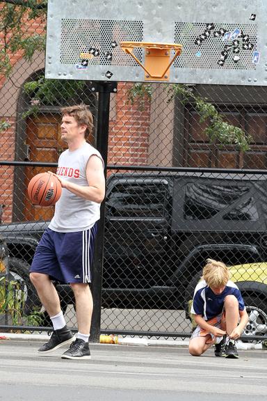 Ethan Hawke joga basquete com o filho Levon Roan em parque de Nova York, nos Estados Unidos