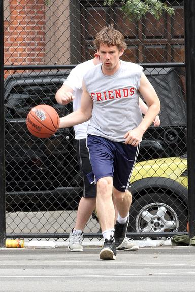 Ethan Hawke joga basquete com o filho Levon Roan em parque de Nova York, nos Estados Unidos