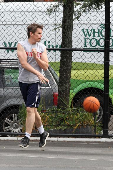 Ethan Hawke joga basquete com o filho Levon Roan em parque de Nova York, nos Estados Unidos