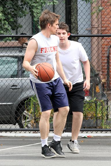 Ethan Hawke joga basquete com o filho Levon Roan em parque de Nova York, nos Estados Unidos