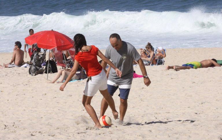 Em família, Patrícia Poeta aproveita praia e joga futebol de areia