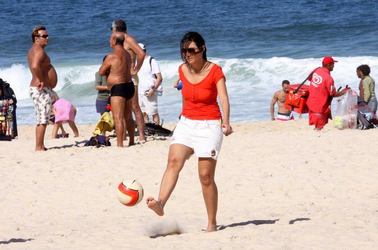 Em família, Patrícia Poeta aproveita praia e joga futebol de areia