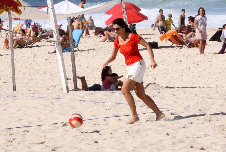 Em família, Patrícia Poeta aproveita praia e joga futebol de areia