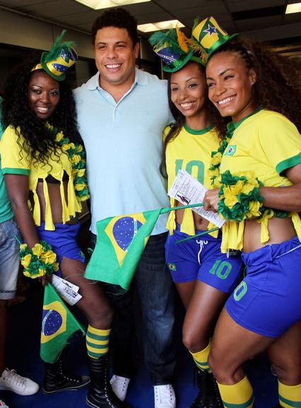 Cannes: Ronaldo recebe fãs vestidos com as cores do Brasil em premiação de publicidade