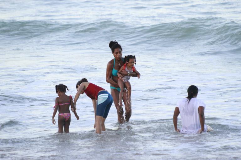 Glória Maria exibe seus músculos durante passeio em praia de Porto de Galinhas