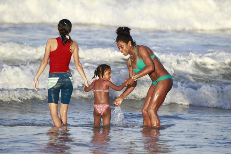 Glória Maria exibe seus músculos durante passeio em praia de Porto de Galinhas