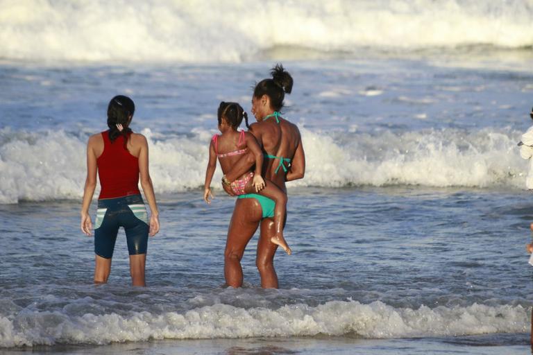 Glória Maria exibe seus músculos durante passeio em praia de Porto de Galinhas