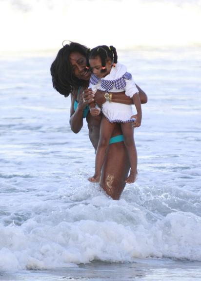 Glória Maria exibe seus músculos durante passeio em praia de Porto de Galinhas