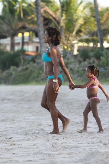 Glória Maria exibe seus músculos durante passeio em praia de Porto de Galinhas