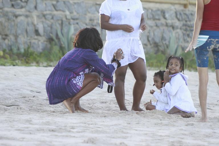 Glória Maria exibe seus músculos durante passeio em praia de Porto de Galinhas