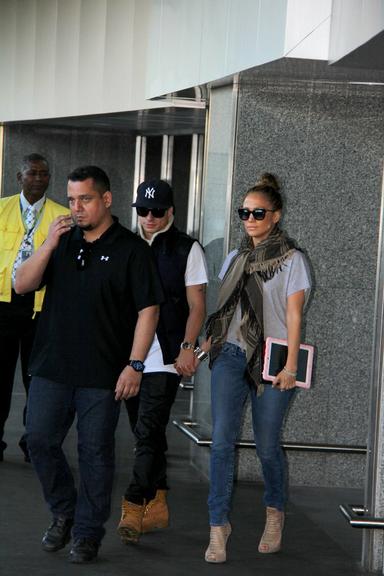 Jennifer Lopez desembarca no aeroporto Galeão no Rio de Janeiro