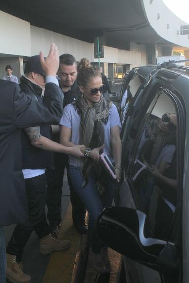 Jennifer Lopez desembarca no aeroporto Galeão no Rio de Janeiro