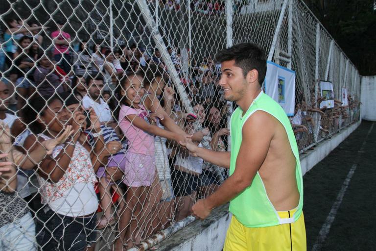 Bruno Gissoni interage com os fãs