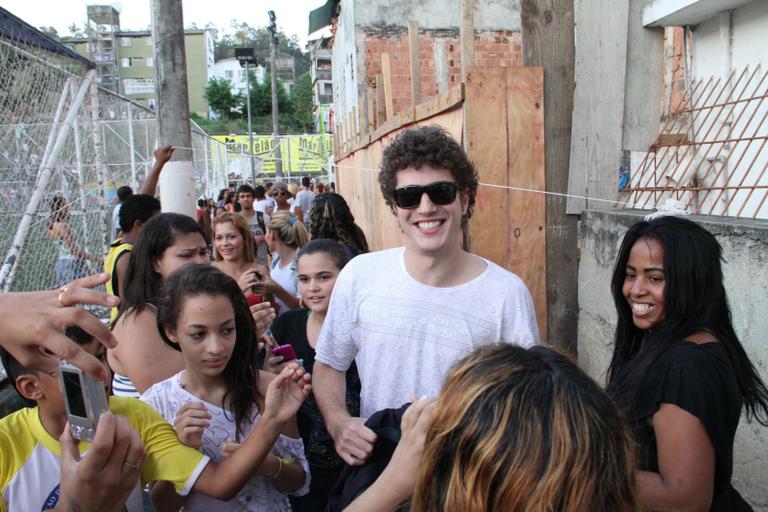 Caio Paduan posa ao lado de fãs