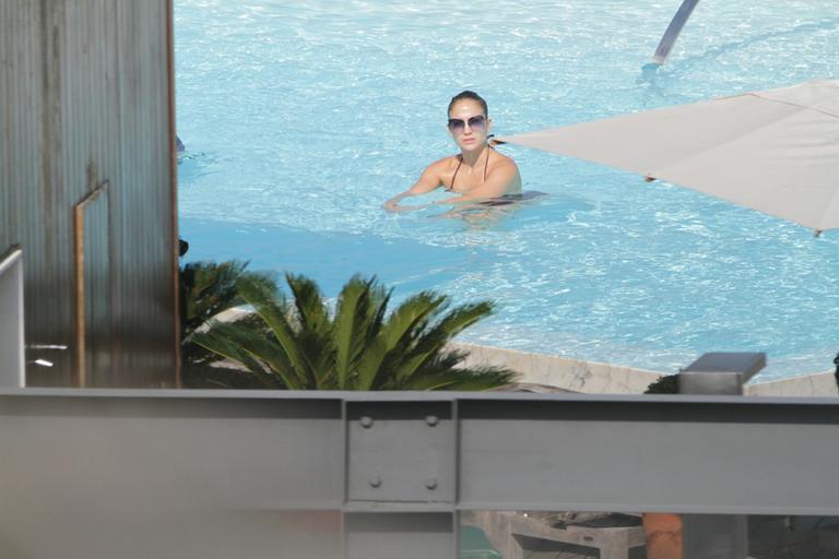 Jennifer Lopez curte tarde de piscina no Rio