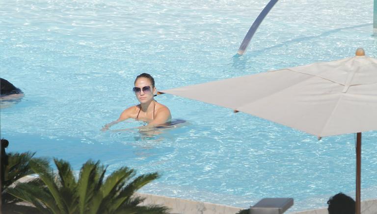 Jennifer Lopez curte tarde de piscina no Rio