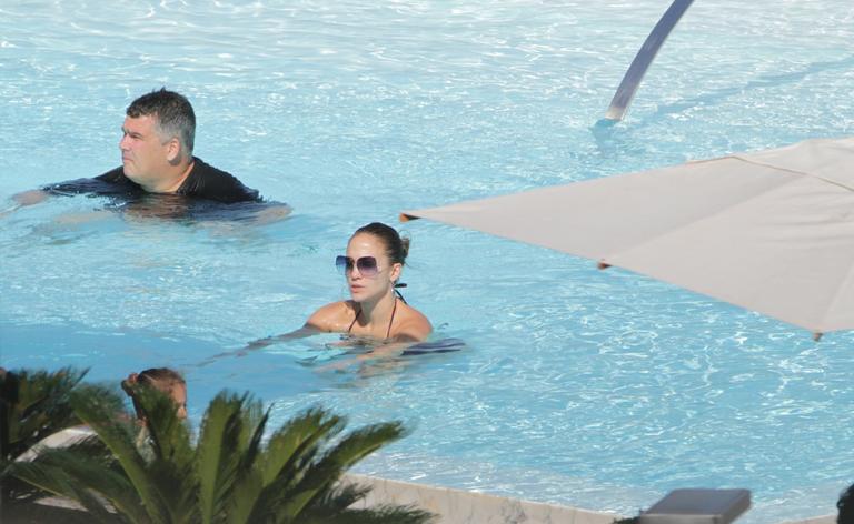 Jennifer Lopez curte tarde de piscina no Rio