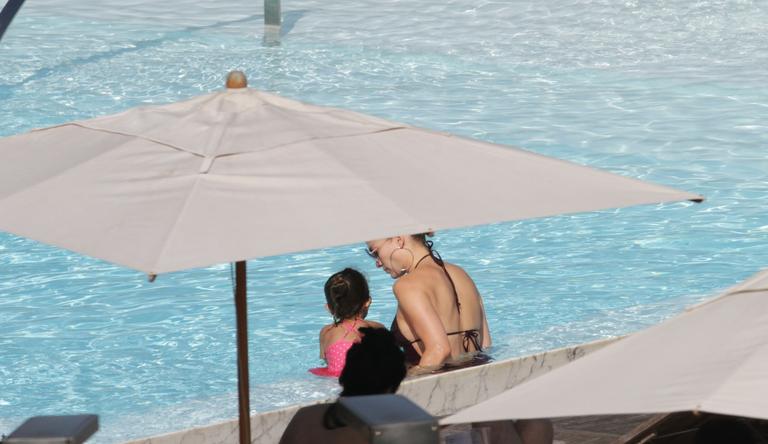 Jennifer Lopez curte tarde de piscina no Rio