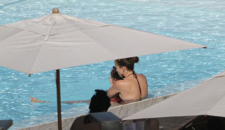 Jennifer Lopez curte tarde de piscina no Rio