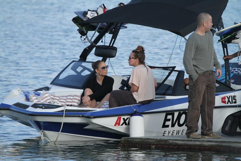 Jennifer Lopez curte passeio de barco no Rio