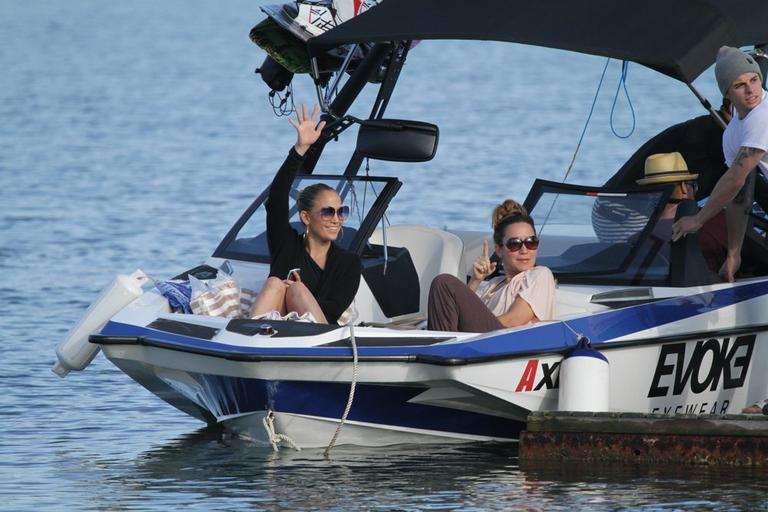 Jennifer Lopez curte passeio de barco no Rio