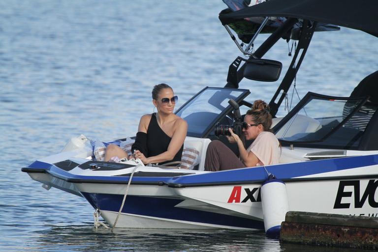 Jennifer Lopez curte passeio de barco no Rio