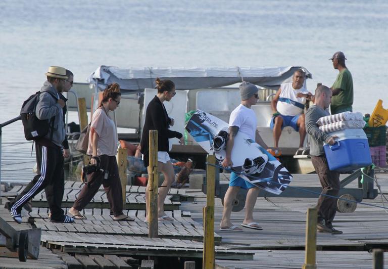 Jennifer Lopez e Casper Smart curtem passeio de barco no Rio