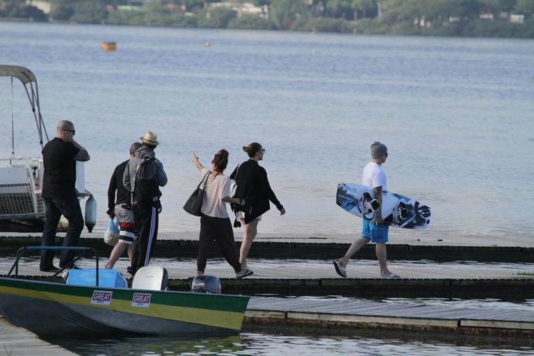 Jennifer Lopez e Casper Smart curtem passeio de barco no Rio