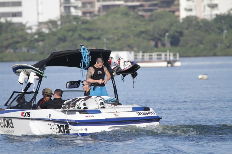 Casper Smart curte passeio de barco no Rio