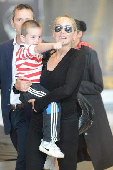 Sharon Stone passeia com o filho Quinn por Paris, na França