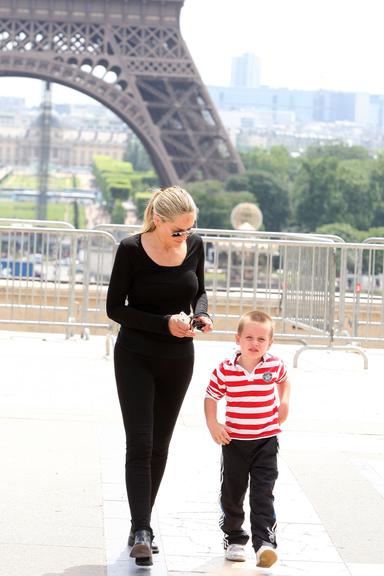 Sharon Stone passeia com o filho Quinn por Paris, na França