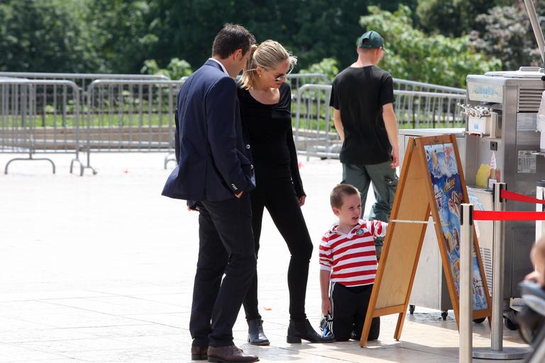 Sharon Stone passeia com o filho Quinn por Paris, na França