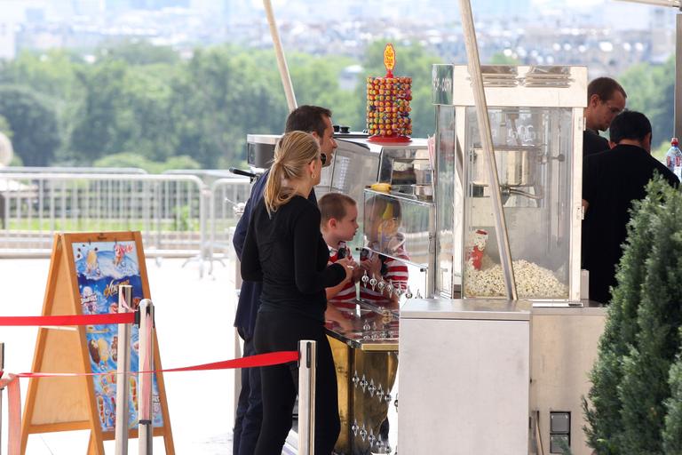 Sharon Stone passeia com o filho Quinn por Paris, na França