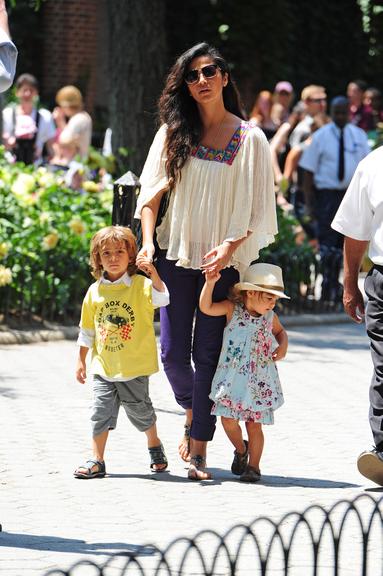 Camila Alves passeia com Levi e Vida pelo Central Park