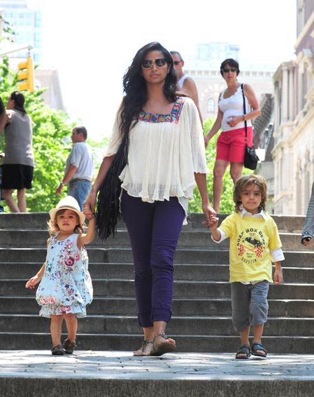 Camila Alves passeia com Levi e Vida pelo Central Park