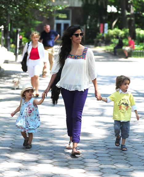 Camila Alves passeia com Levi e Vida pelo Central Park