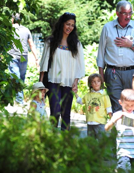 Camila Alves passeia com Levi e Vida pelo Central Park