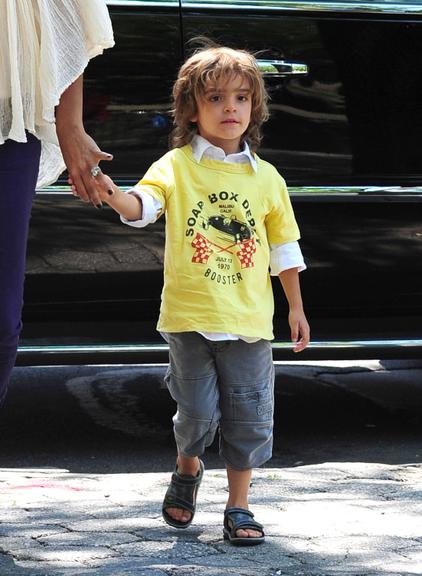 Camila Alves passeia com Levi e Vida pelo Central Park