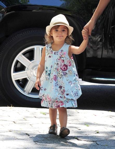 Camila Alves passeia com Levi e Vida pelo Central Park