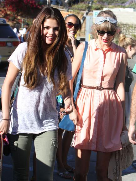 Selena Gomez e Taylor Swift passeiam juntas por Los Angeles, Estados Unidos