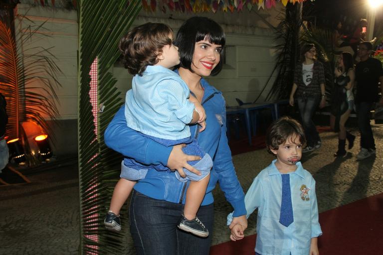 Vanessa Giácomo com os filhos Raul e Moisés