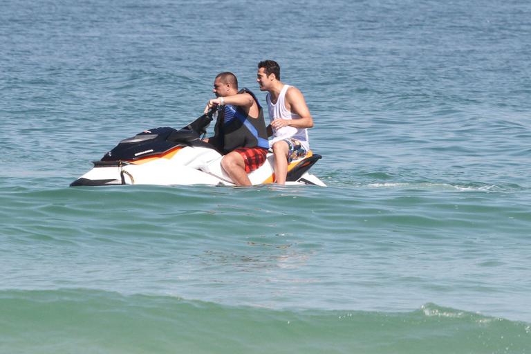 Júlio César curte o sol na praia da Barra da Tijuca