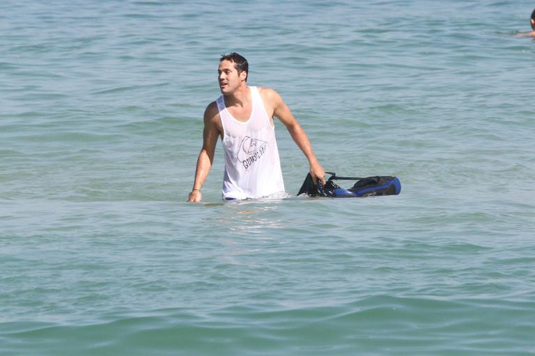 Júlio César curte o sol na praia da Barra da Tijuca