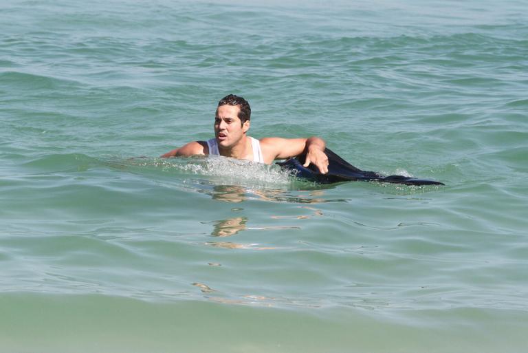 Júlio César curte o sol na praia da Barra da Tijuca