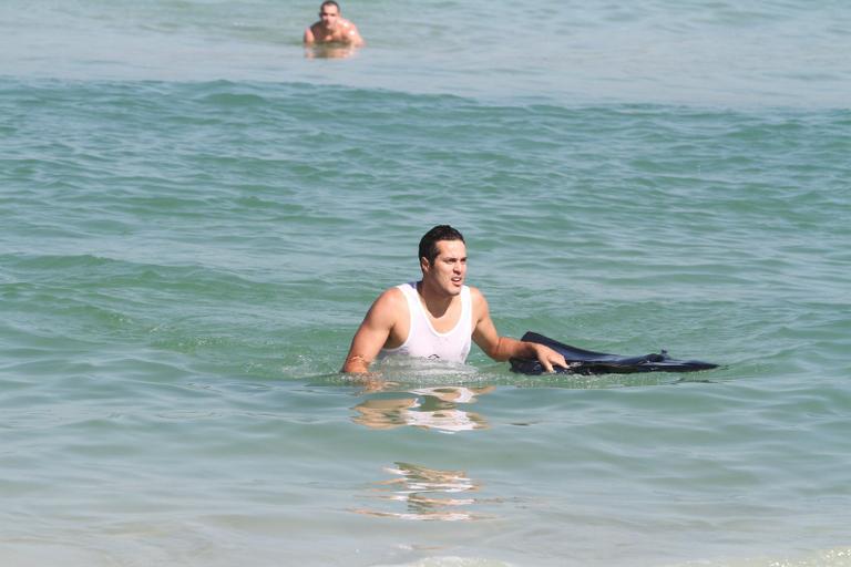 Júlio César curte o sol na praia da Barra da Tijuca