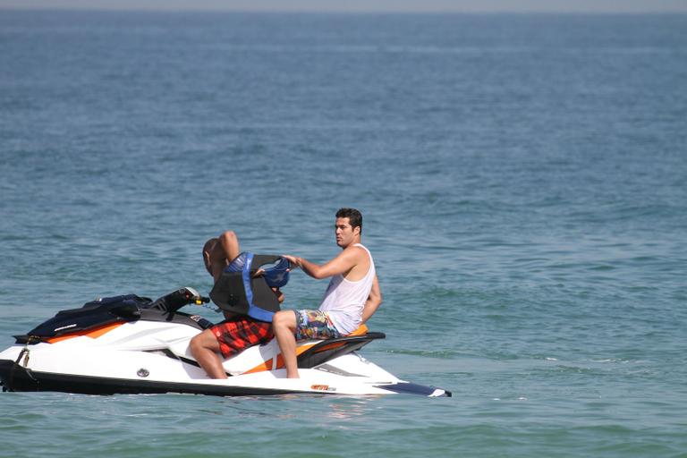 Júlio César curte o sol na praia da Barra da Tijuca